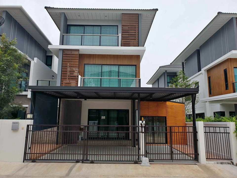曼谷 邦甲区 | Supalai Essence Ladprao 107双拼别墅出租 4卧4卫243平方米 租金45,000–50,000泰铢/月 可注册公司