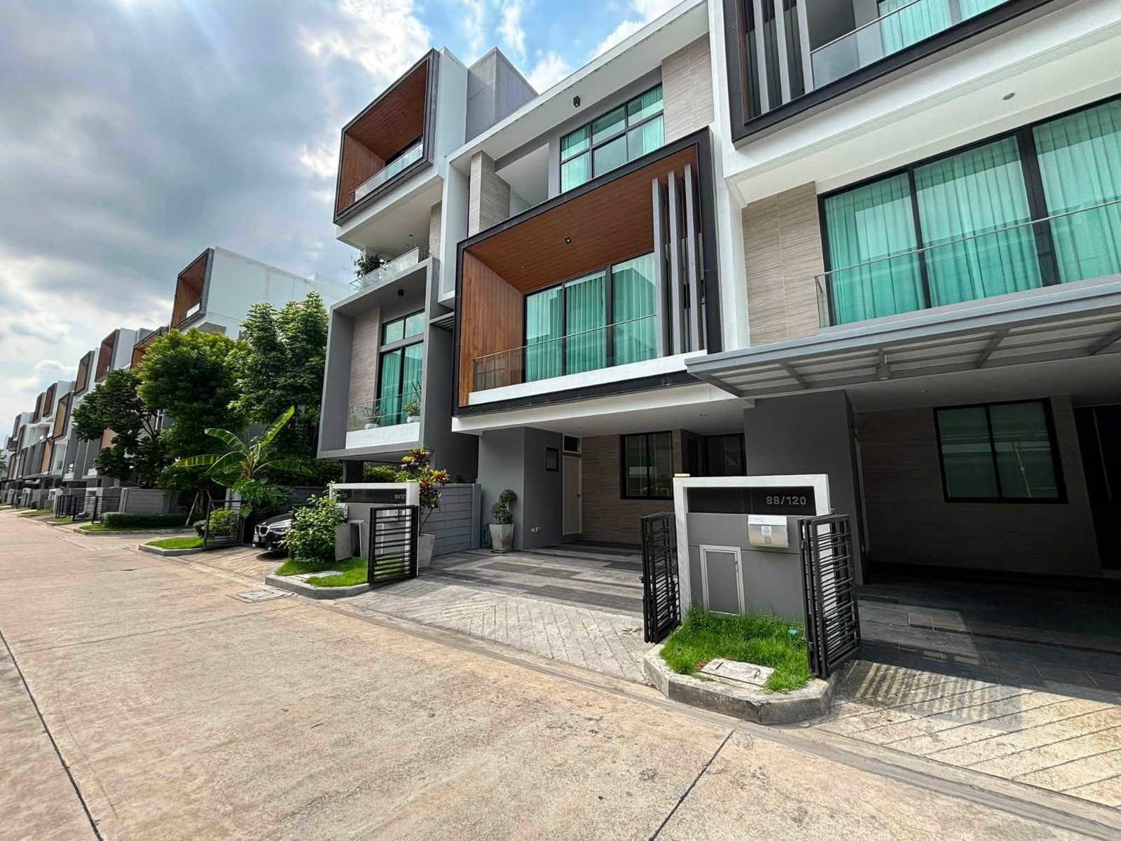 曼谷 沙攀松区 | Nirvana Define Srinakarin–Rama 9独栋别墅出租 3卧4卫285平方米 租金75,000泰铢/月 可饲养宠物