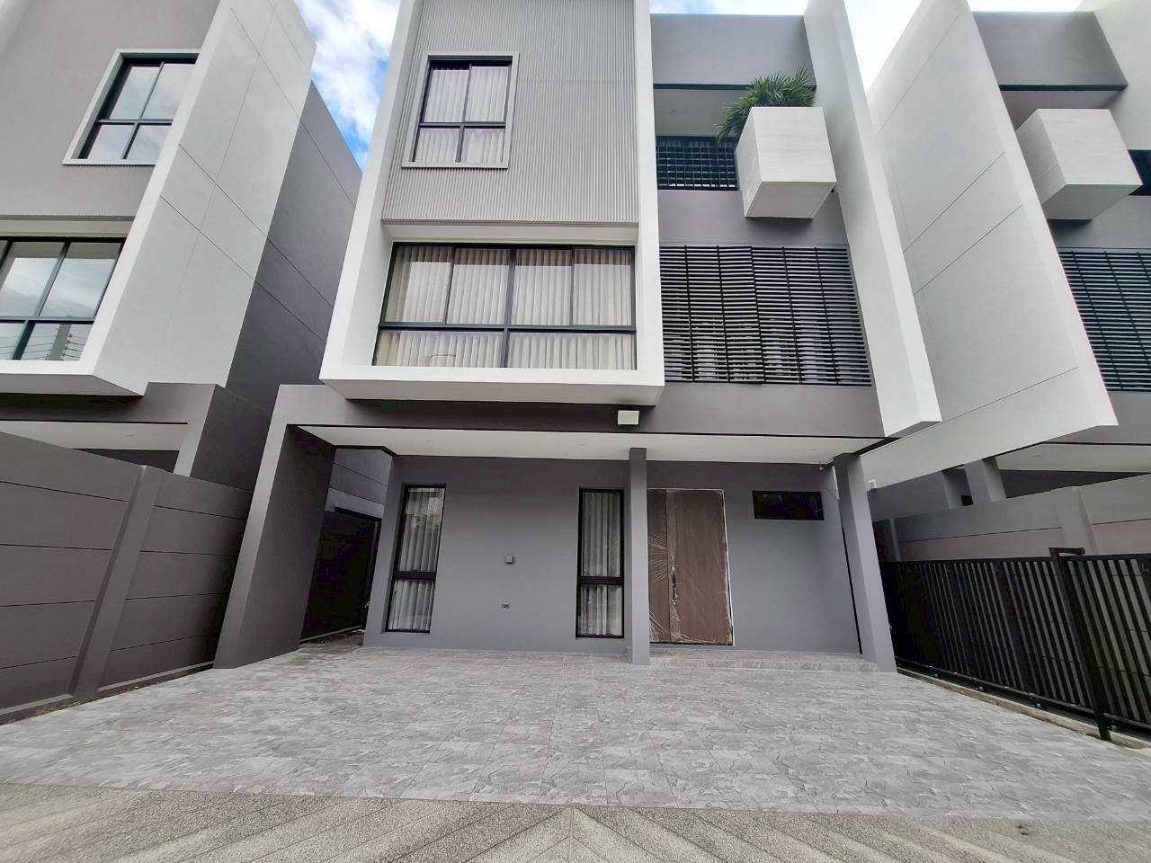 曼谷 邦甲比区| FEEL TOWN Ladprao 101独栋别墅出租 3卧4卫270平方米 租金60,000泰铢/月 可注册公司
