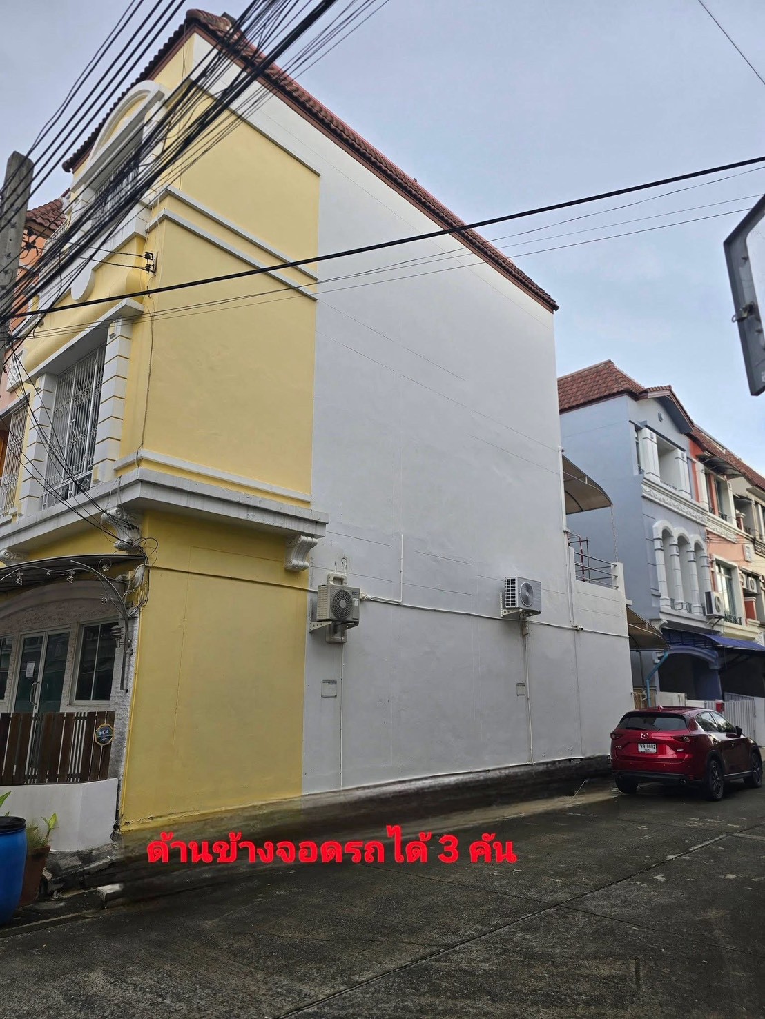 曼谷 北榄府边界诗纳卡琳区 | Baan Klang Muang British Town Srinakarin联排别墅出租 350平方米 租金28,000泰铢/月 可养宠物 可注册公司