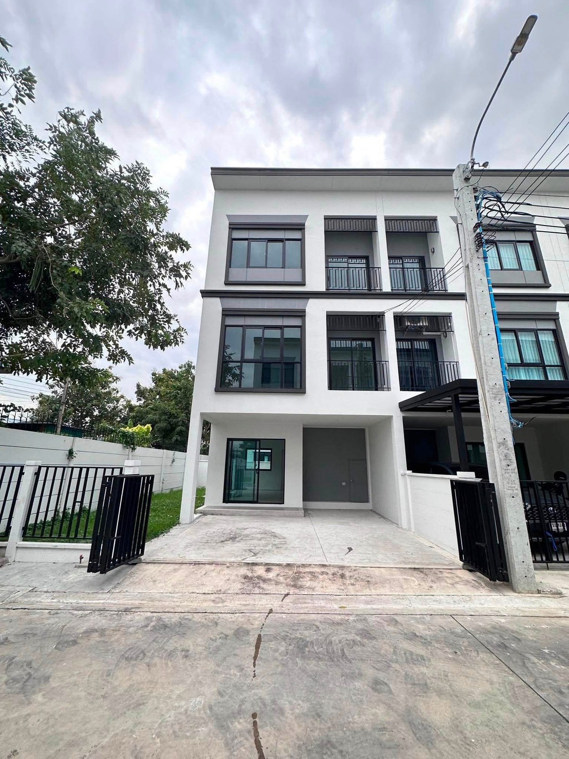 北榄府 暖武里府边界北榄市 | Lumpini Town Place Sukhumvit–Srinakarin转角联排别墅出租 4卧3卫161平方米 租金35,000泰铢/月 可注册公司