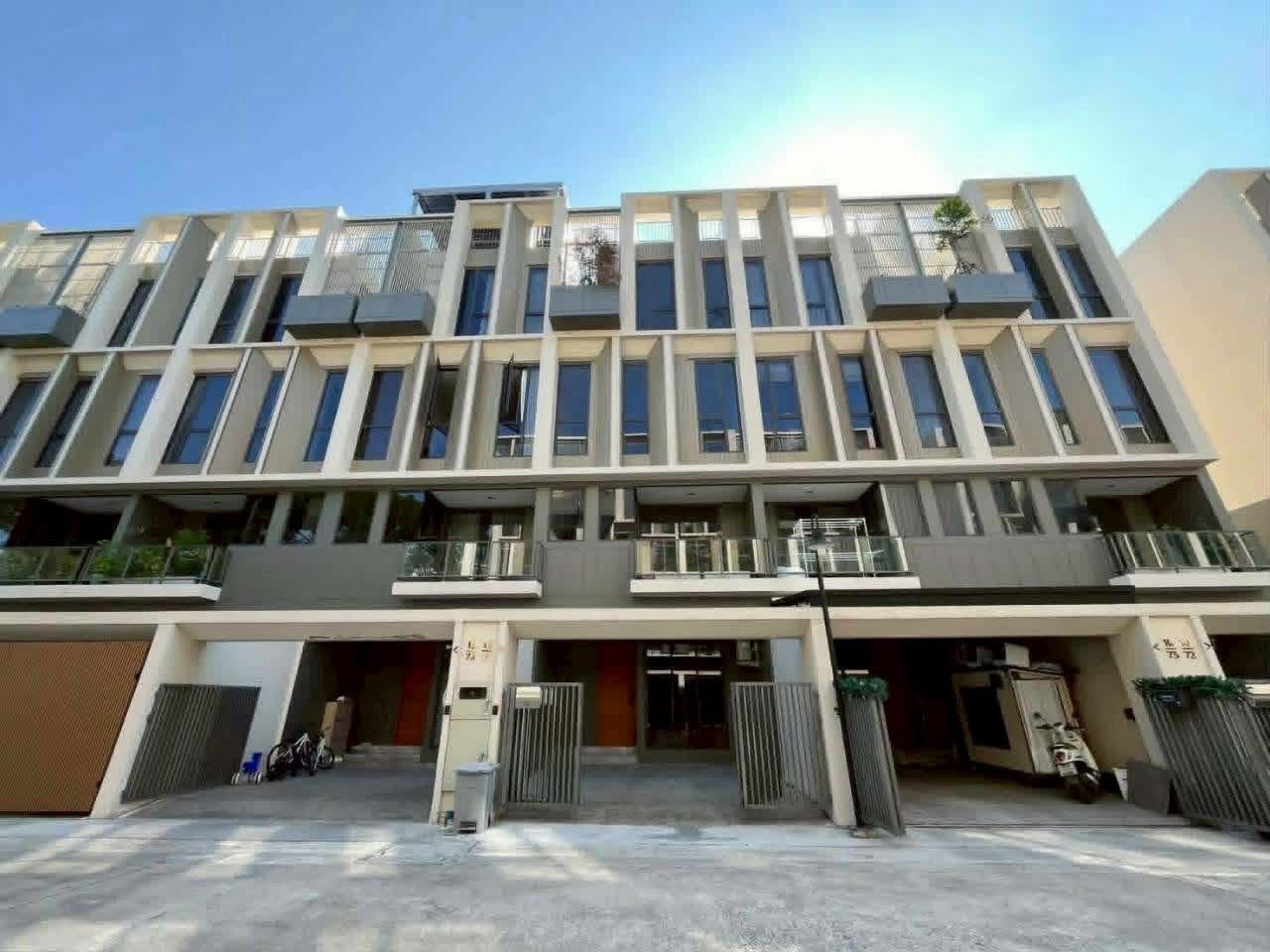 曼谷 旺通郎区 | PRIVATE LUXURY Ther Ladprao 93三层半联排别墅出租 3卧4卫223平方米 租金85,000泰铢/月 可注册公司