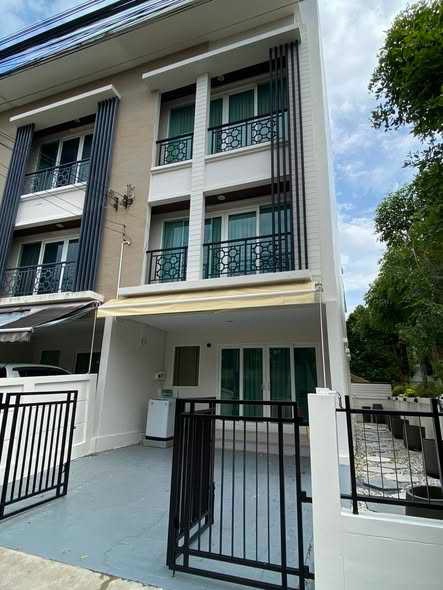 曼谷 朗卡姆杭区 | Baan Klang Mueng Rama 9 (Motorway)联排别墅出售/出租 2卧3卫150平方米 租金36,000泰铢/月