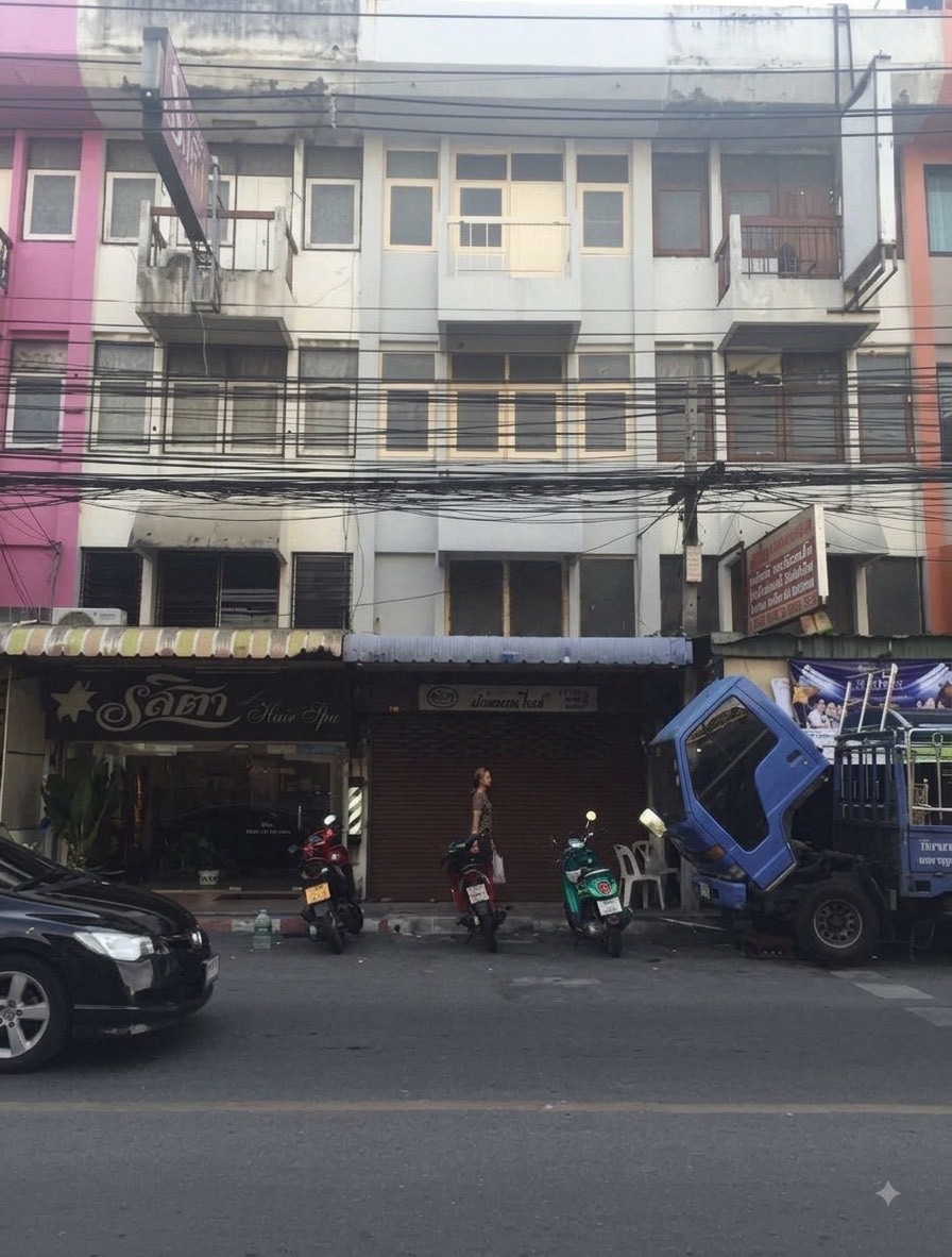 曼谷 汇权区| Pracharat Bamphen路3.5层商业楼出租 2卧2卫190平方米 租金39,000泰铢/月  允许养宠物 可注册公司