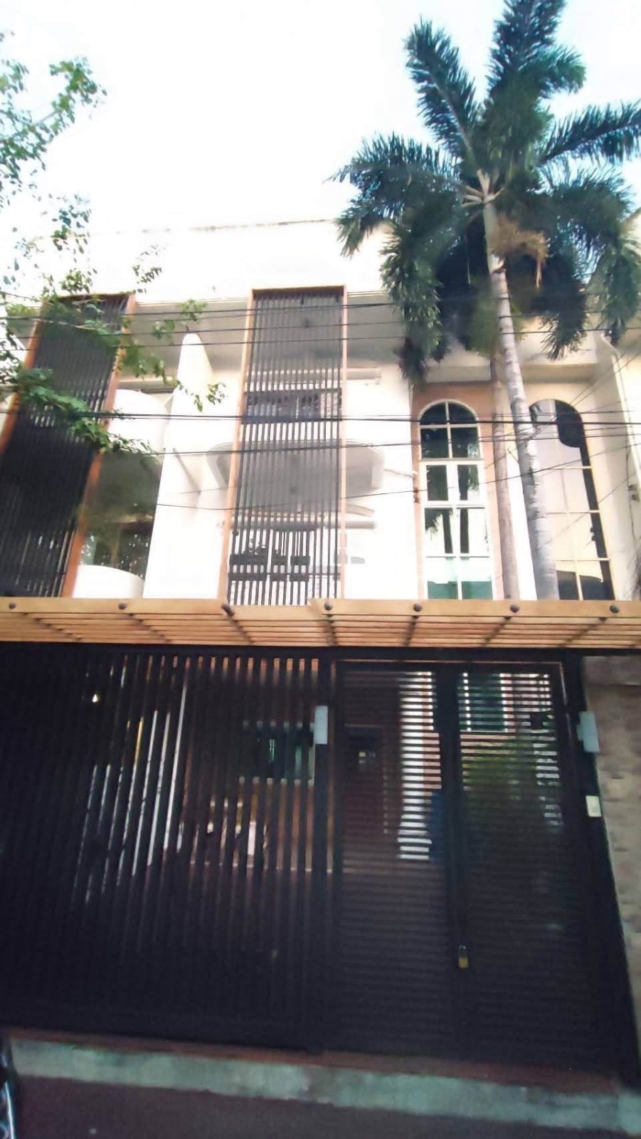 曼谷 叻抛区 | 84 Mansion 3层现代联排别墅出租 3卧3卫250平方米 租金35,000泰铢/月 可办理公司注册