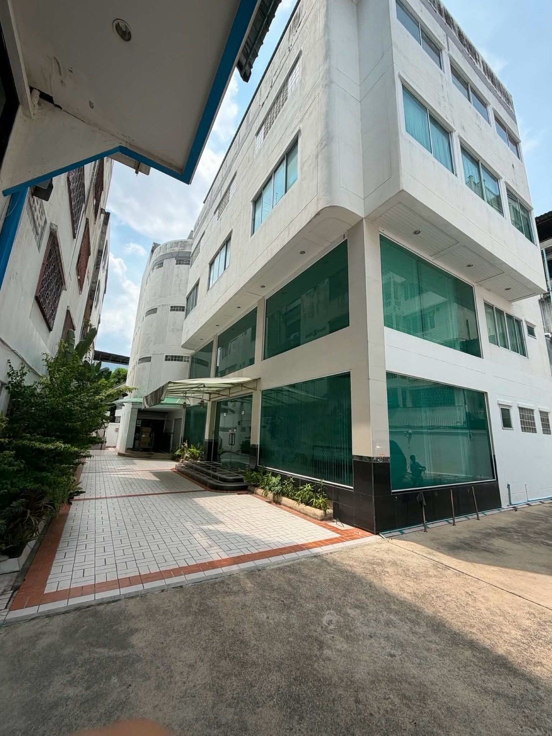 曼谷 空讪区 | Charoen Nakhon 34巷Home Office出租 1,000平方米 租金170,000泰铢/月 可注册公司