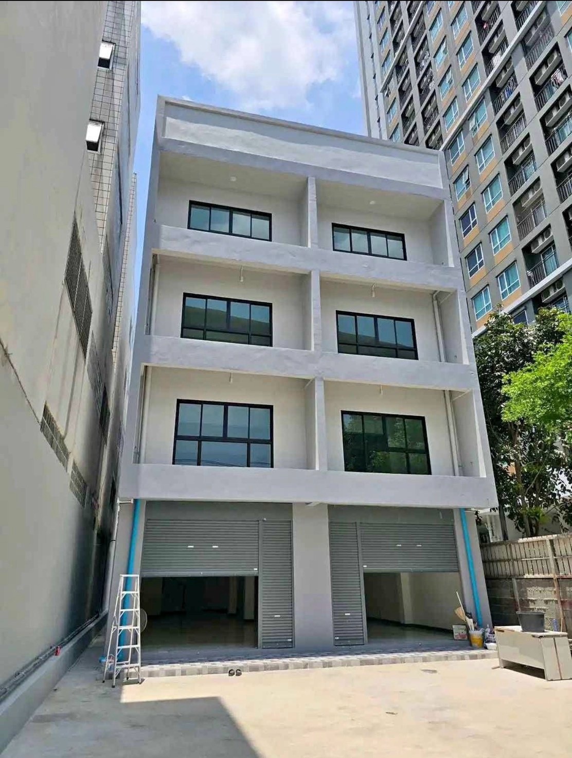 曼谷 挽赐区 | Tao Poon MRT站旁新建商用楼出租 2间4层 645平方米 租金390,000泰铢/月，可注册公司