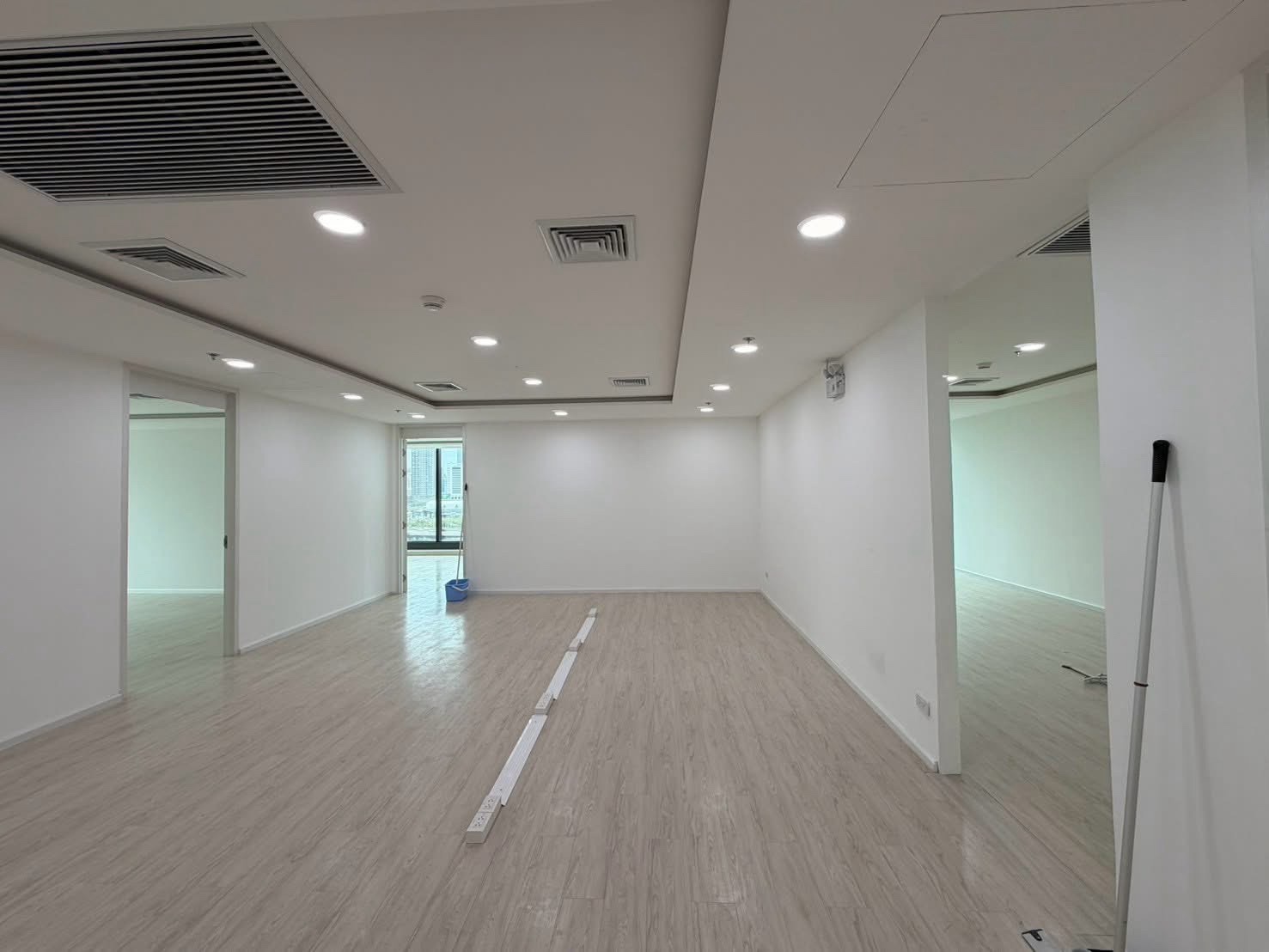 曼谷 汇权区 | Sky Nine Center Rama 9办公室出租 226平方米 租金700泰铢/平方米起，可办理公司注册