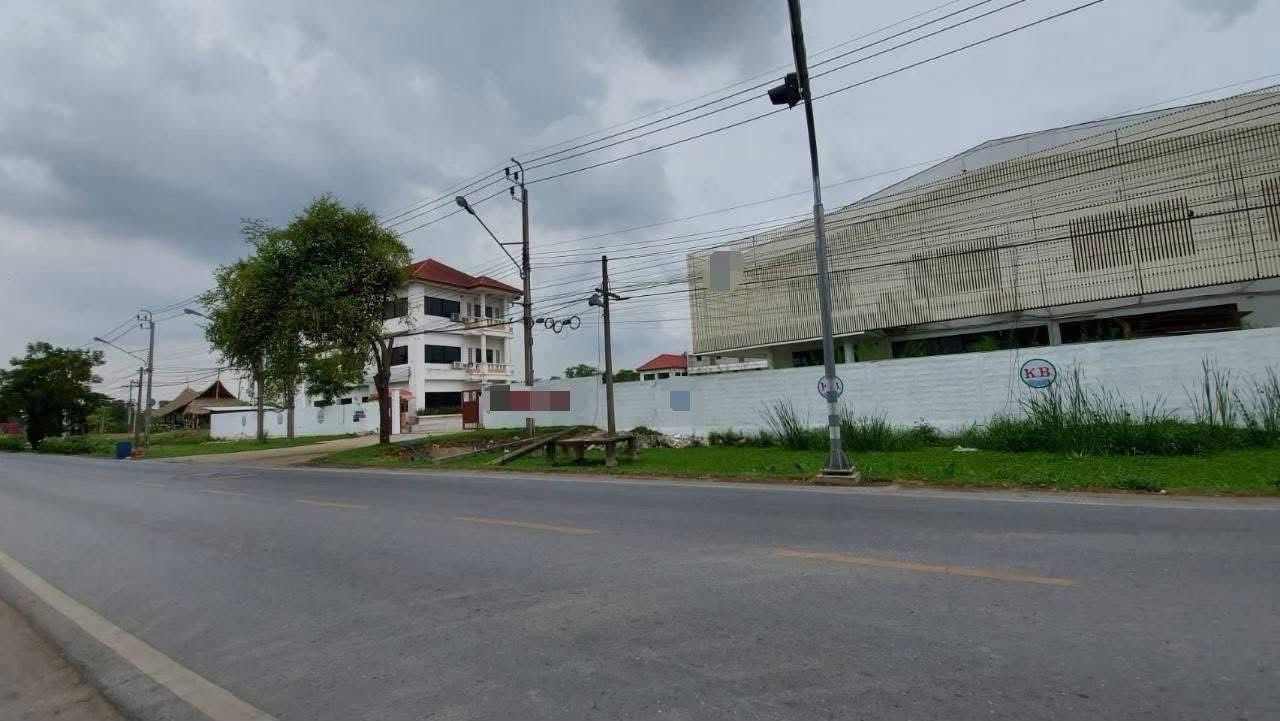 曼谷 空三华区| Phraya Suren路大型仓库及办公楼出售/出租 2,000平方米 售价160,000,000泰铢 / 租金250,000泰铢/月