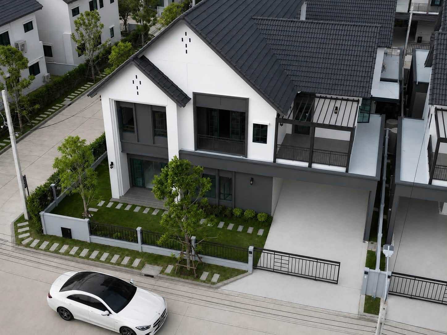 曼谷 邦纳区 | Centro Bangna独栋别墅出租 Corner Unit 303平方米 租金150,000泰铢/月