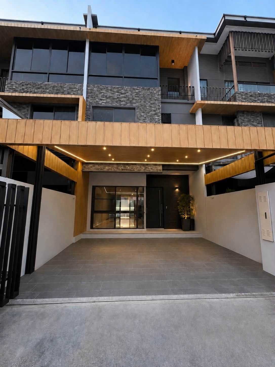 曼谷 叻抛区 | The Landmark Ekkamai–Ram Inthra豪华联排别墅出售/出租 3卧224平方米 租金75,000泰铢/月｜售价1,250万泰铢