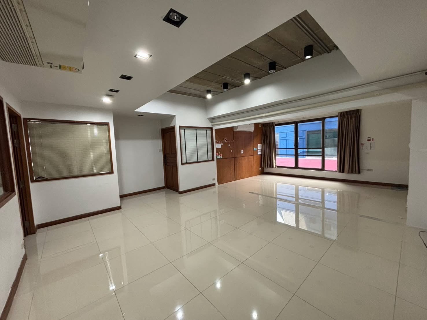 曼谷 空讪区 | Charan Nakhon 14七层商用办公楼出租 1,000平方哇 租金250,000泰铢/月，可注册公司