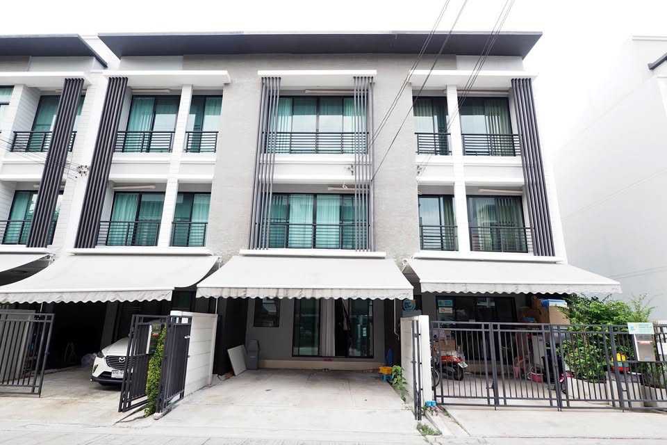 曼谷 曼甲必区 | Baan Klang Muang Rama 9–Ramkhamhaeng联排别墅出售/出租 3卧3卫149平方米 售价6,390,000泰铢 / 租金35,000泰铢/月