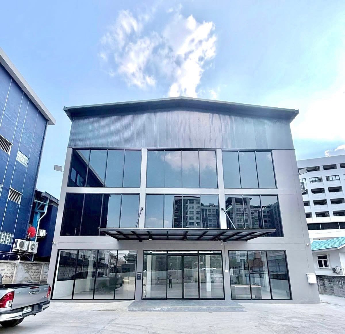 曼谷 赛迈区 | BTS Sai Yud旁办公室/商铺出租 1,060平方米 租金300泰铢/平方米/月