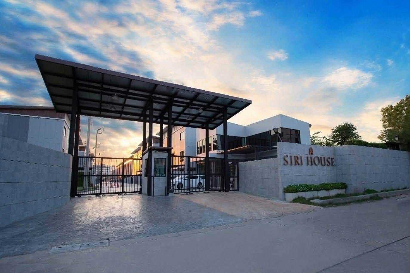 曼谷 汇权区 | SIRIHOUSE Ratchada 18三层边角联排别墅出租 3+1卧3卫180平方米 租金50,000泰铢/月