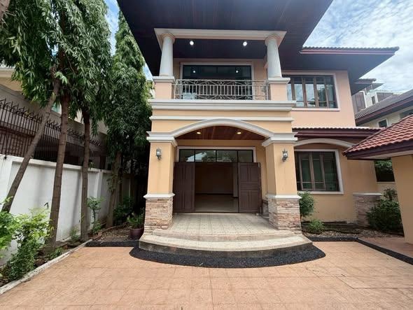 曼谷 瓦他那区 | Ekkamai Sukhumvit 71独栋别墅出租 3卧4卫100平方哇 租金95,000泰铢/月，允许养宠物