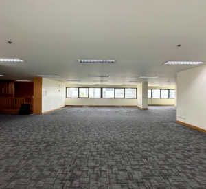 挽叻区 | 地段优越，位于市中心 Silom–Sathorn 办公楼出租 629平米 每平米385泰铢/月（可注册公司）