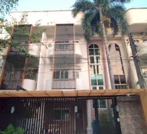 翁通郎区 | Pradit Manutham巷，Ladprao地铁站附近 联排别墅出租 3卧 250平米 35,000泰铢/月（可注册公司）