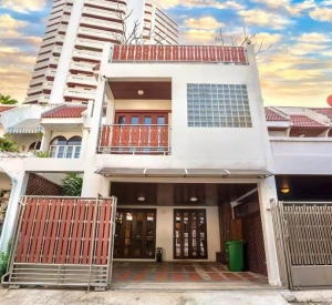 瓦他那区 | Townhouse – Sukhumvit, Phrom Phong区域 联排别墅出租/售 4卧 440平米 出租110,000泰铢/月，出售3290万泰铢