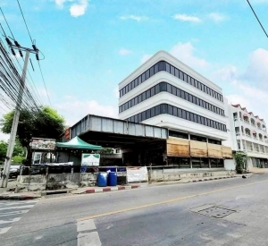 萱銮区 | 位于 Chalerm Phrakiat R.9 路主干道旁，临大马路 办公楼出租 1,000平米 100,000泰铢/月