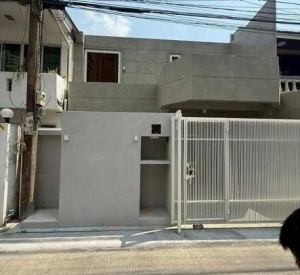 空堤区 | Phrom Phong轻轨站附近，市中心联排别墅出租 3卧 200平米 130,000泰铢/月