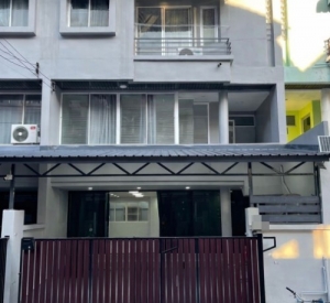 翁通郎区 | Lat Phrao — Chokchai 4地段 联排别墅出租 3卧 98平米 40,000泰铢/月