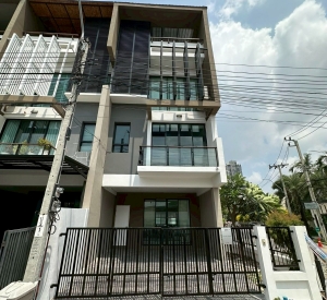 空堤区 | Bless Town Sukhumvit 50 联排别墅出租 3卧 300平米 75,000泰铢/月