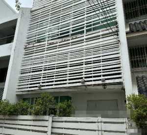 巴吞旺区 | Phloen Chit轻轨站附近— 市中心联排别墅出租 3卧 325平米 105,000泰铢/月