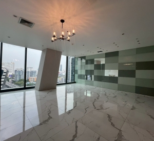 辉煌区 | G Tower 办公楼出租 332平米 每平米980泰铢/月