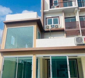 拉甲邦区 | Pradya Biz Home Onnut-Suvarnabhumi 联排别墅出租 2++房 470平米 45,000泰铢/月（可注册公司）