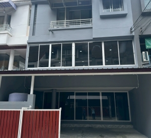 拉抛区 | Sinthani Ratchada 家庭办公室出租（可注册公司） 3卧300平米 租金45,000泰铢/月