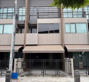 北榄府｜挽披县Baan Klang Mueng Bangna–Wongwaen联排别墅出售/出租（可带宠物） 3卧152平米 租金28,000泰铢/月 售价5,390,000泰铢