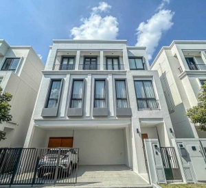 ​沙攀松区 | AERIE Srinakarin–Krungthepkreetha独栋别墅出售/出租 5卧6卫350平方米 租金110,000泰铢/月