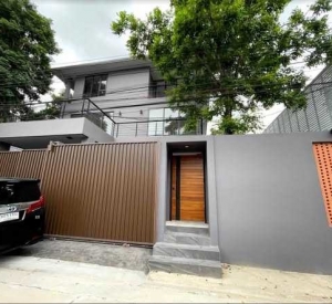 曼谷 瓦他那区| Sukhumvit 71豪华泳池别墅出售/出租 5卧6卫700平方米 售价4,900万泰铢｜租金190,000泰铢/月