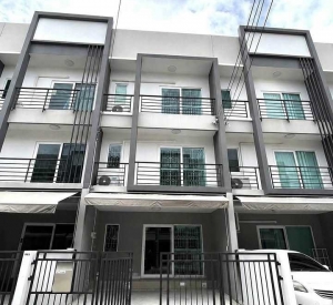 曼谷 巴威区 | Baan Klang Muang Suan Luang–Bangna联排别墅出租 3卧3卫 租金30,000泰铢/月起