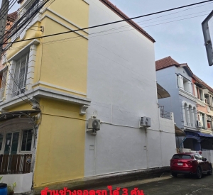 曼谷 北榄府边界诗纳卡琳区 | Baan Klang Muang British Town Srinakarin联排别墅出租 350平方米 租金28,000泰铢/月 可养宠物 可注册公司
