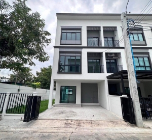 北榄府 暖武里府边界北榄市 | Lumpini Town Place Sukhumvit–Srinakarin转角联排别墅出租 4卧3卫161平方米 租金35,000泰铢/月