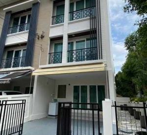 曼谷 朗卡姆杭区 | Baan Klang Mueng Rama 9 (Motorway)联排别墅出售/出租 2卧3卫150平方米 租金36,000泰铢/月
