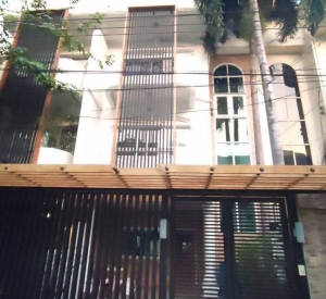 曼谷 叻抛区 | 84 Mansion 3层现代联排别墅出租 3卧3卫250平方米 租金35,000泰铢/月 可办理公司注册