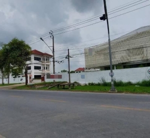 曼谷 空三华区| Phraya Suren路大型仓库及办公楼出售/出租 2,000平方米 售价160,000,000泰铢 / 租金250,000泰铢/月