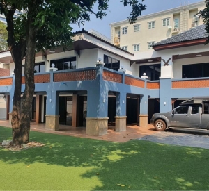 曼谷 沙吞区 | Suwan Sawat（Rama 4–Sathon）大型独栋别墅出租 6卧4卫560平方米 租金125,000泰铢/月，可办理公司注册