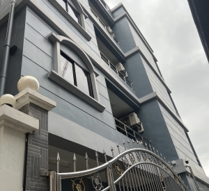 曼谷 巴吞旺区 | Langsuan路4.5层商业楼出租 6卧5卫300平方米 租金140,000泰铢/月， 可办理公司注册