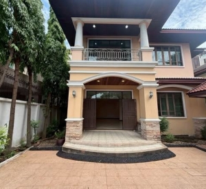 曼谷 瓦他那区 | Ekkamai Sukhumvit 71独栋别墅出租 3卧4卫100平方哇 租金95,000泰铢/月，允许养宠物